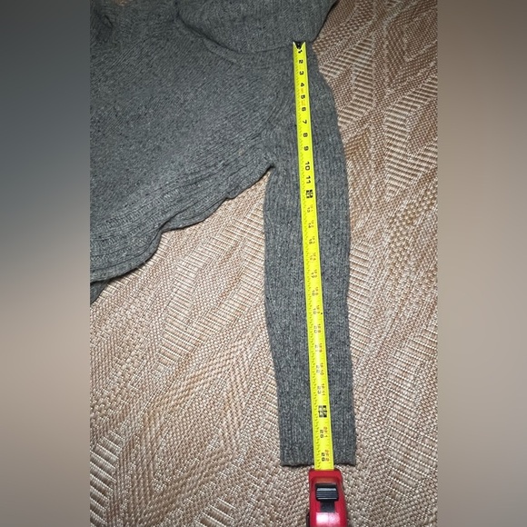 Cynthia Rowley Women's Wool Blend Cowl
Neck Sweater w/ Side Zipper, Size L,Great - Picture 9 of 10